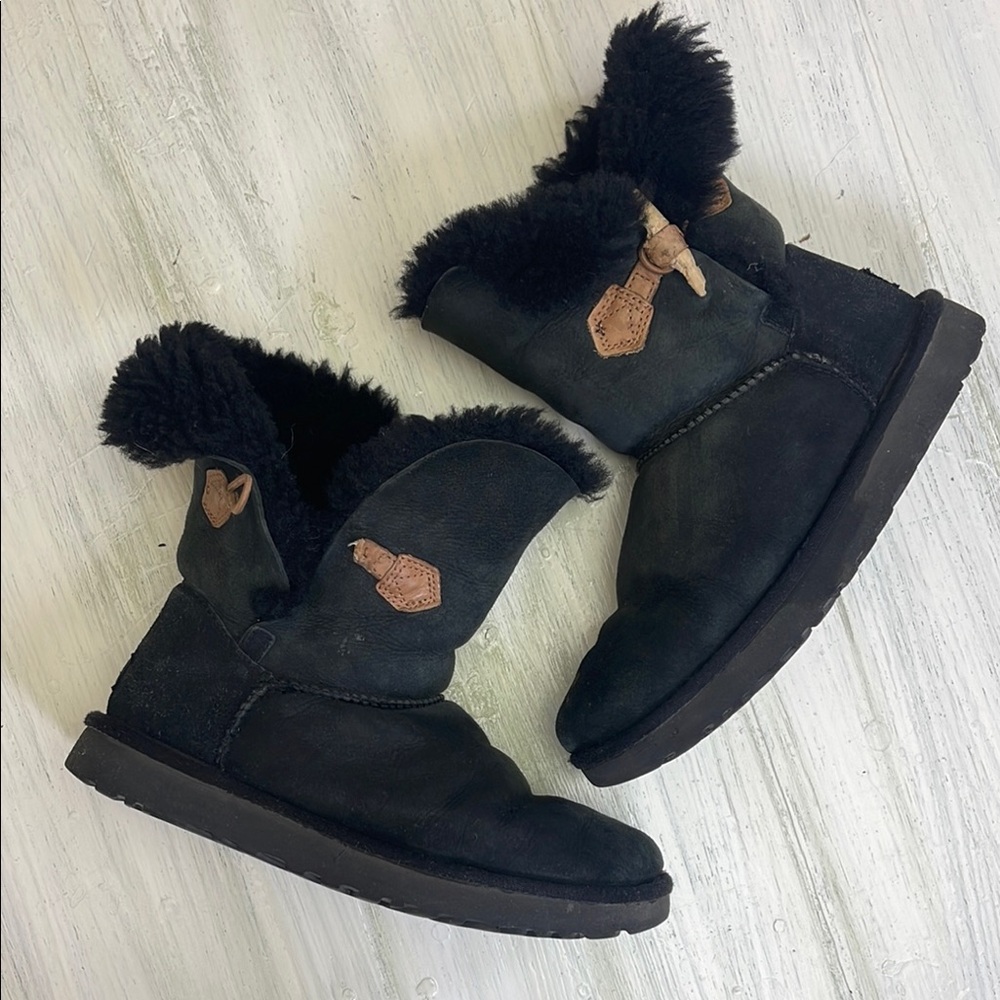 💚5/$25💚 UGG Women's Black Shearling Boots Sz 7